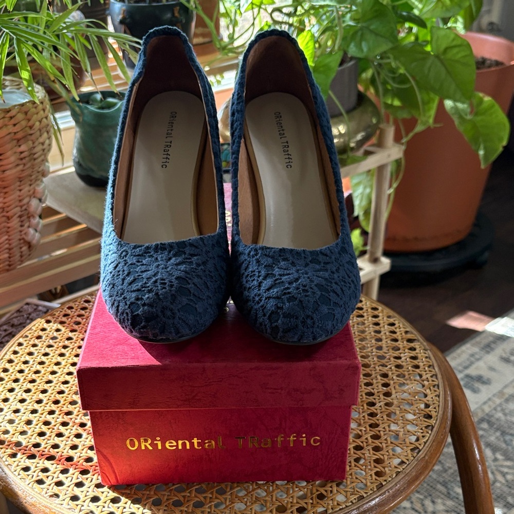 Oriental Traffic bow heels Size 41. Fits 9-91/2